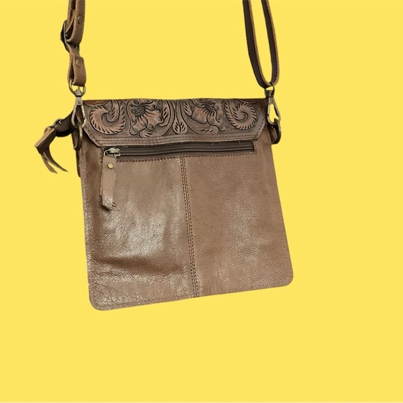 LEATHER CROSSBODY BAG WITH CONCEAL CARRY POCKET - Picture 2 of 3